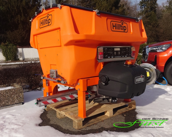 HILLTIP Traktorenstreuer IceStriker 600TR mit 630 Liter Volumen in Orange mit Vorbefeuchtung-Feuchtsalz und reiner Soleausbringung